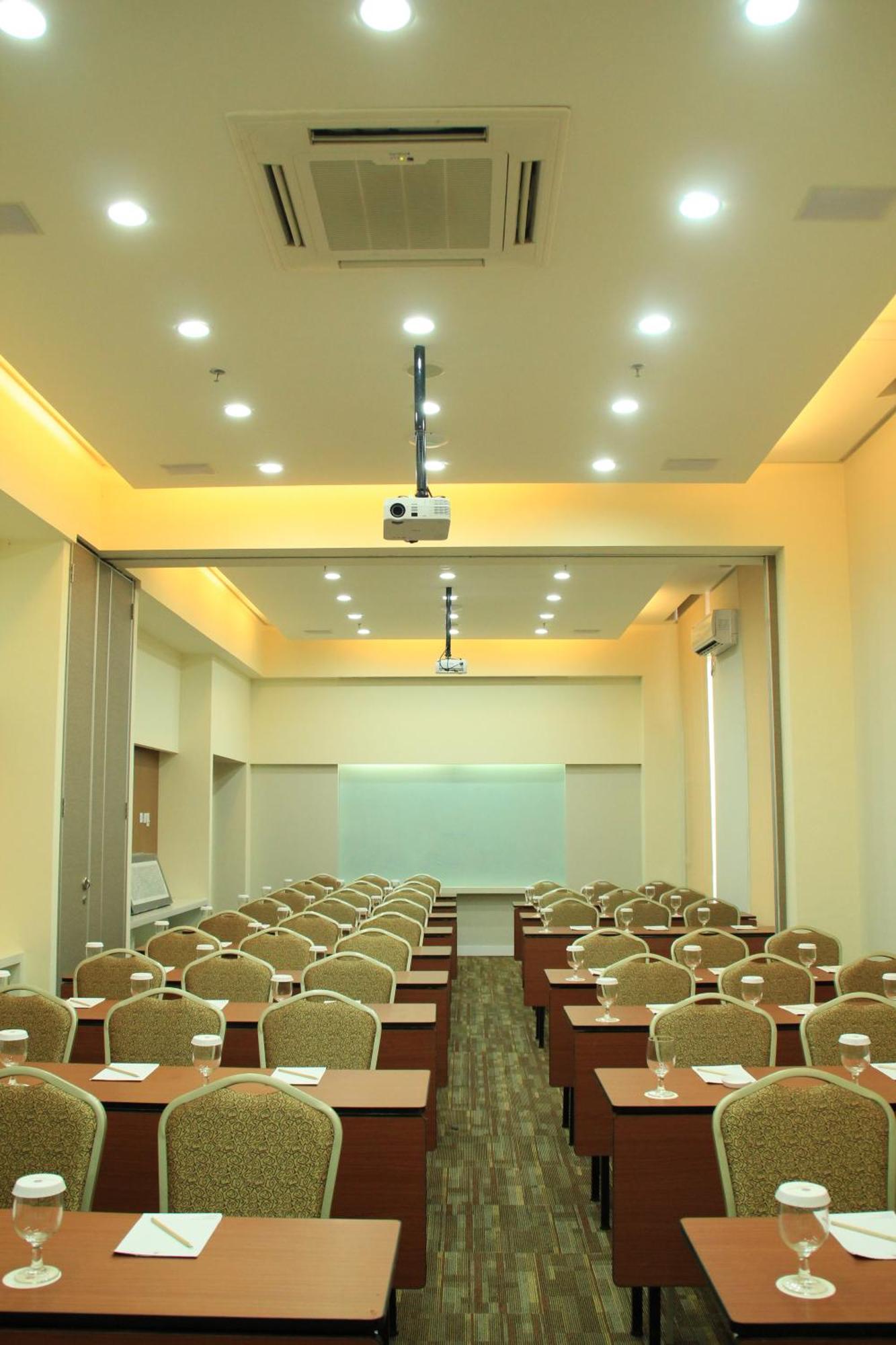 Kyriad Hotel Airport Jakarta Tangerang Zewnętrze zdjęcie